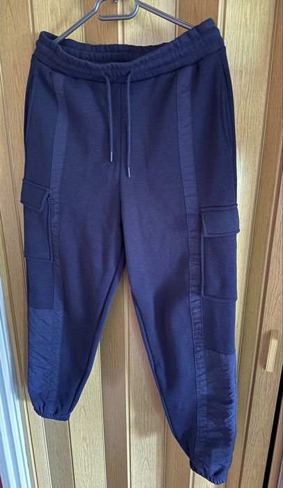 Granatowe dresowe joggery z kieszeniami cargo - Cropp - M