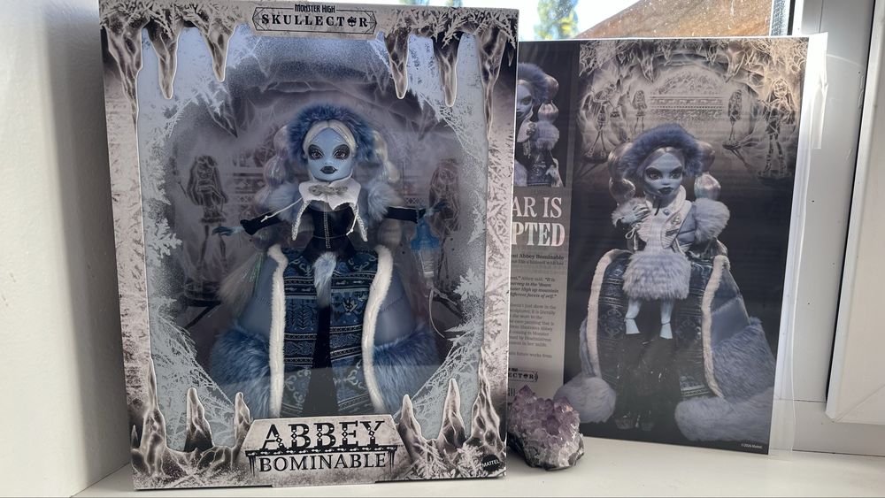 Monster High Skullector Abbey Bominable Fang Vote 2026, Еббі Бомінейбл