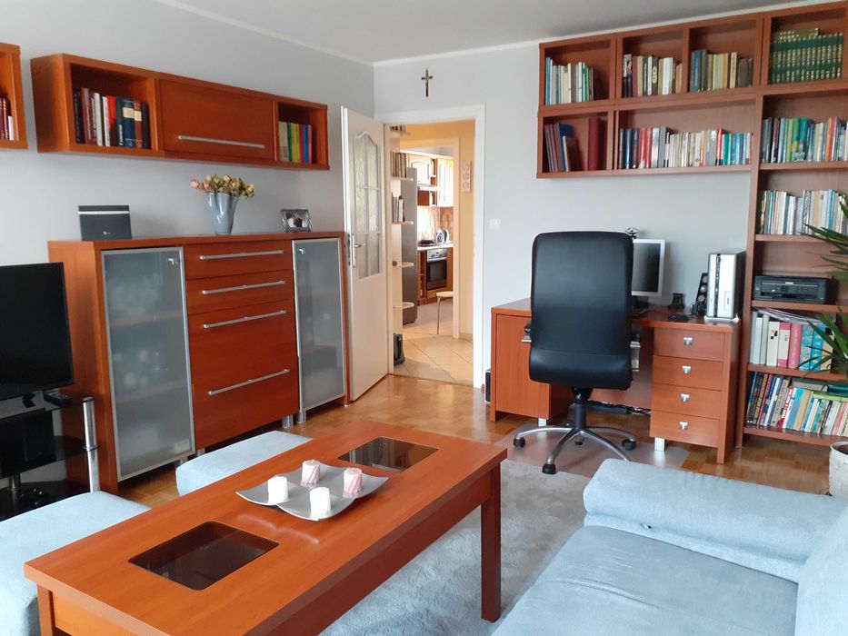 Mieszkanie: 50,14 m, niski blok z 2006, I/3 p. 2 pokoje, osobna kuchnia, balkon, komórka lokatorska, zamknięte osiedle, duży parking