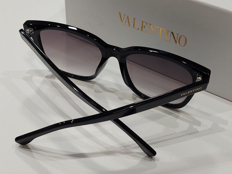 Чорні сонцезахичні окуляри з неоновими лінзами S007 від Valentino!