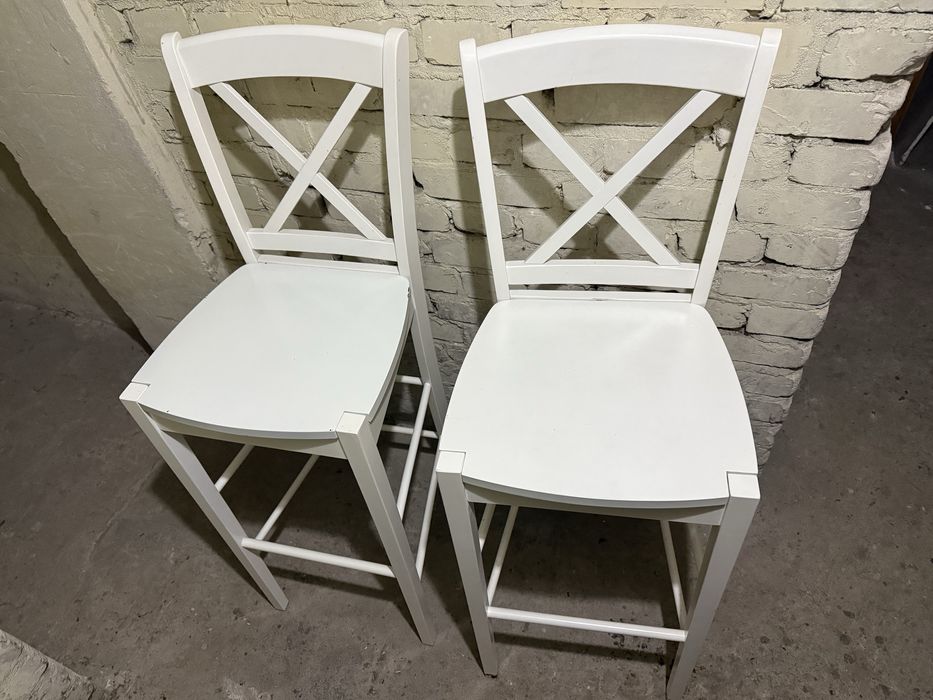 Krzesła barowe białe hokery