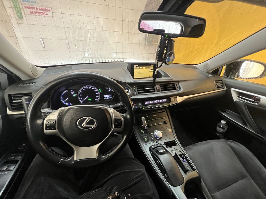 Продам Lexus CT (гибрид)