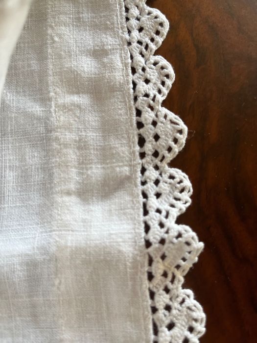 Almofada em linho bordada ao gosto popular