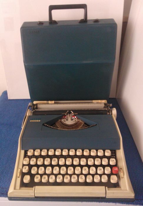 Maquina de escrever Messa modelo 2000 S, a funcionar, bom estado geral