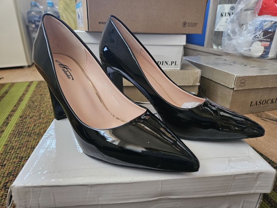 Czarne lakierowane czółenka