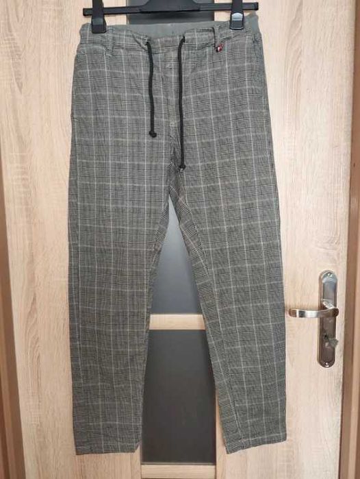 536. Szare spodnie męskie w kratkę rozmiar 30