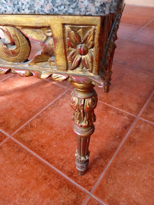 Mesa de apoio em madeira com tampo em granito