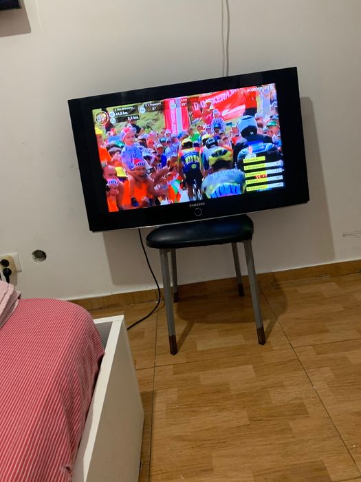 Vendo está tv tem comando só não tem o pé de por numovel porque ela tava na parede fãs de munitor