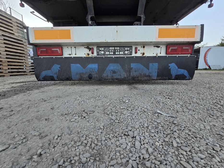 Zderzak  tylni ciężarówki przyczepy kompletny z lampami