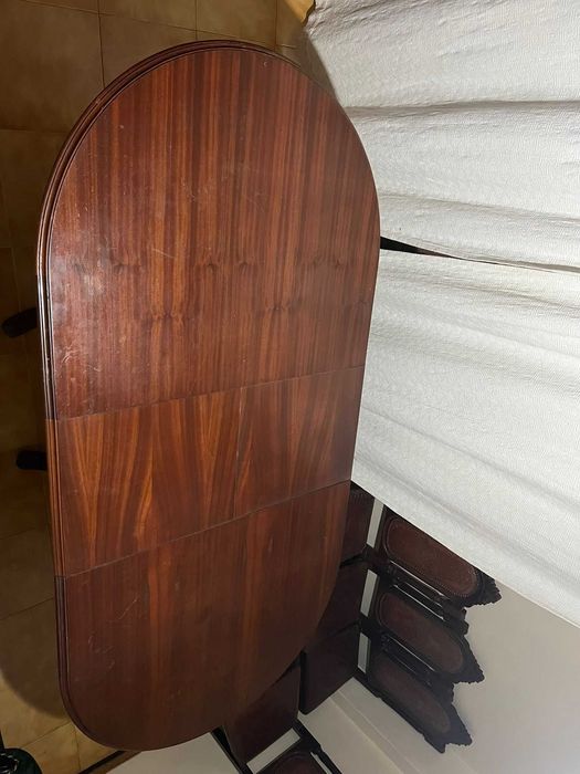 Conjunto de Mesa em Madeira com 6 Cadeiras