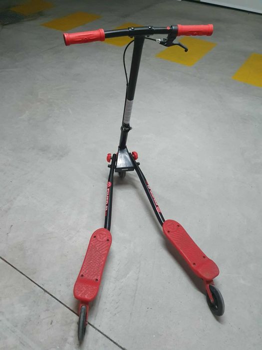 Fliker (triciclo articulado) de três rodas