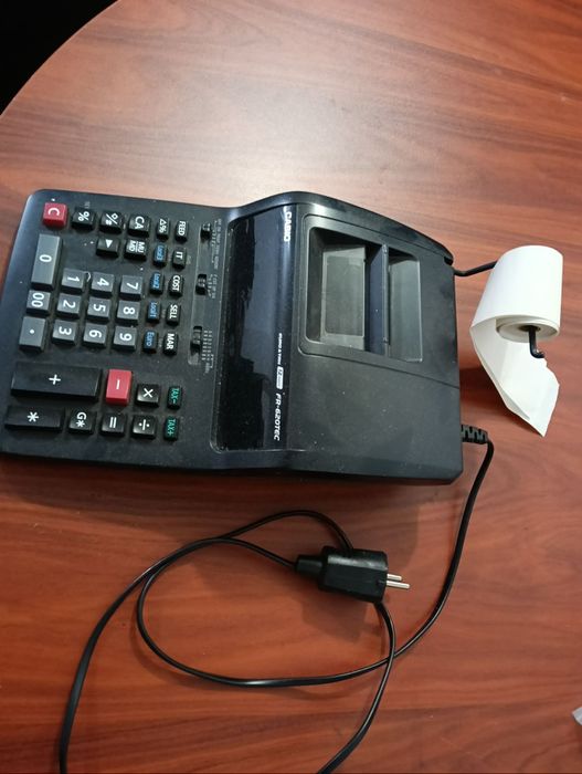 Máquina de calcular Casio com rolo