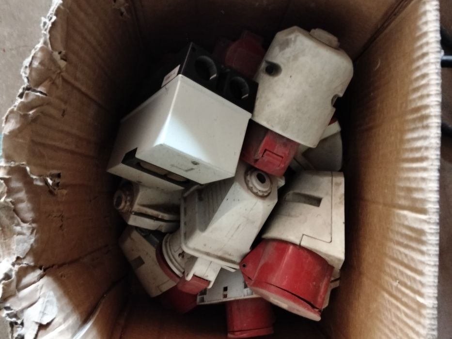 Lote de material elétrico usado