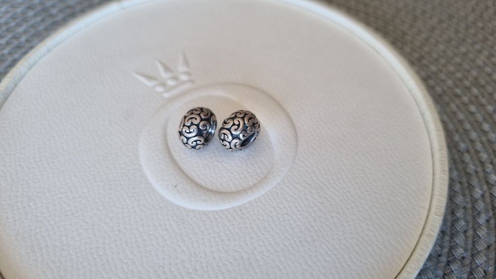 2 srebrne oryginalne charmsy w precelki do Pandora Moments