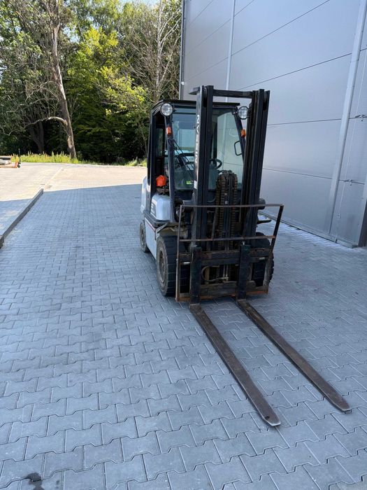 Wózek widłowy podnośnikowy Nissan UG1D2A32LQ silnik K25 3200kg, duplex