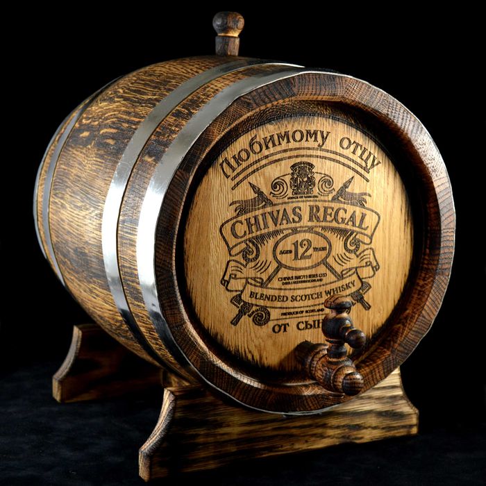 Дубова бочка з гравіюванням — подарунок, який з роками стає ціннішим