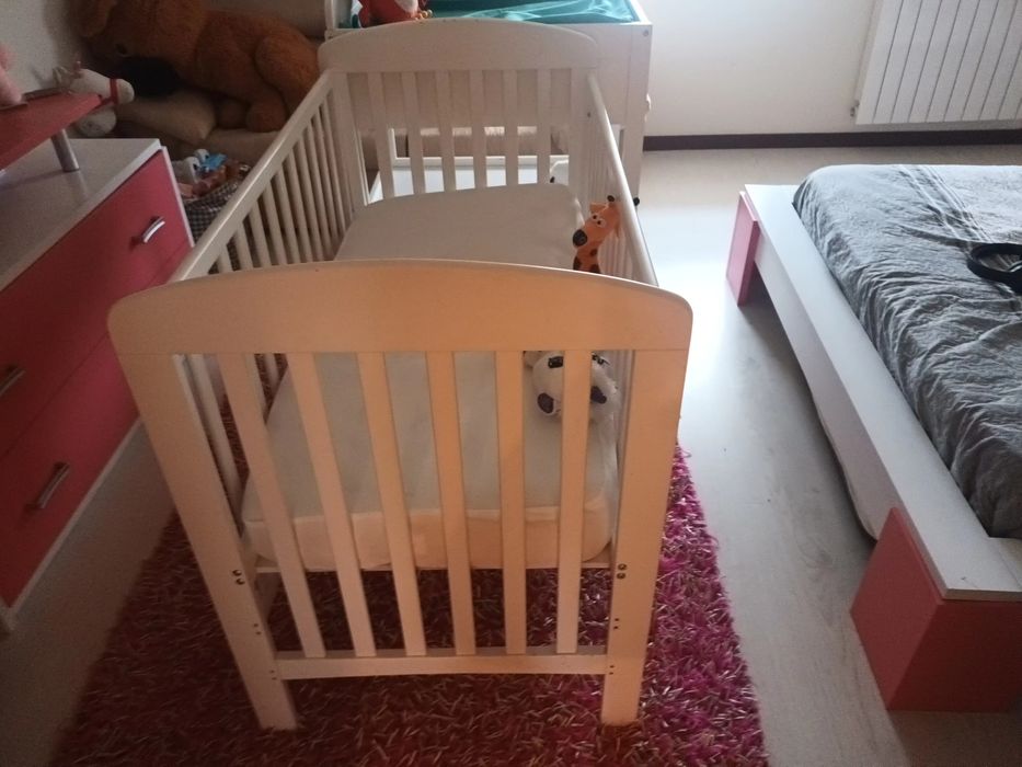 Berço de bebé com muda fraldas e  colchão.