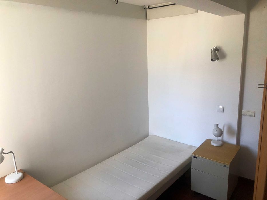 Quarto para alugar em apartamento junto a Nova SBE Oeiras para aluguer Carcavelos