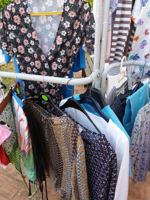 calças blusas t-shirts camisolas casacos ténis  bem estimada