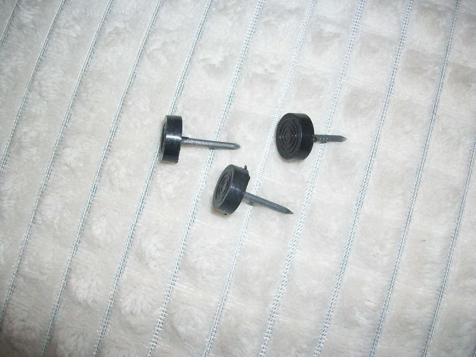 Цвяхи з пластиковою шляпкою