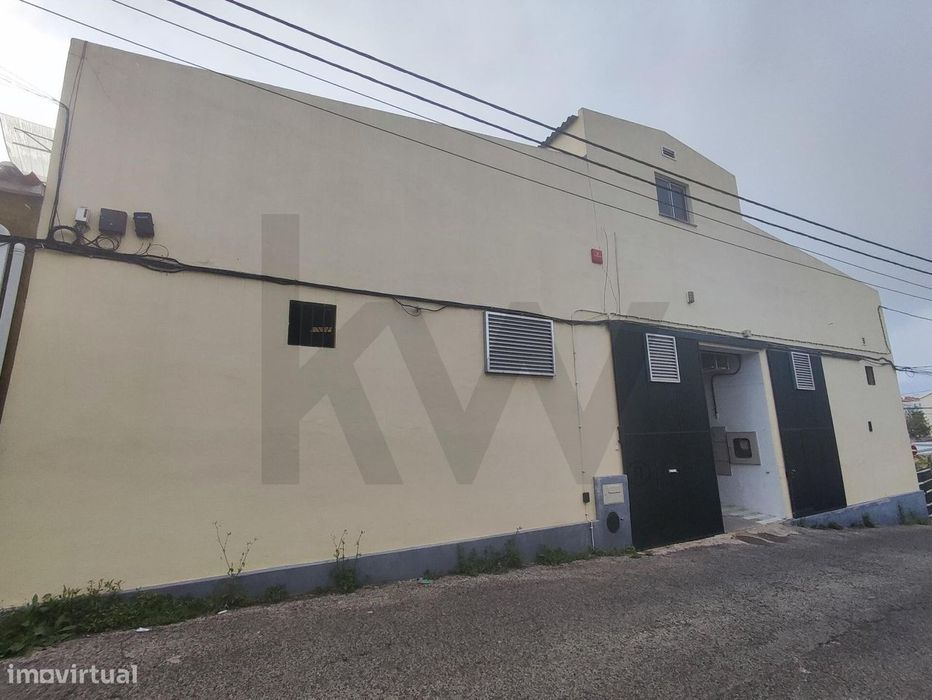 Armazém com área total de 950m2 e Pé direito de +/- 6m - Santa Iria de