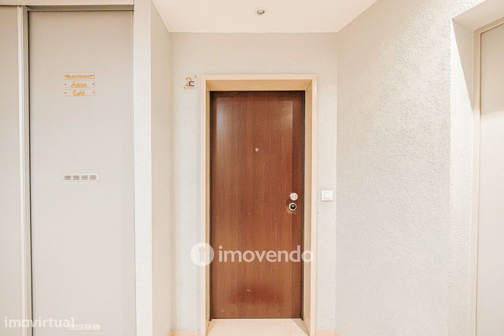 Apartamento T1 moderno, com varanda e áreas amplas, em Corroios