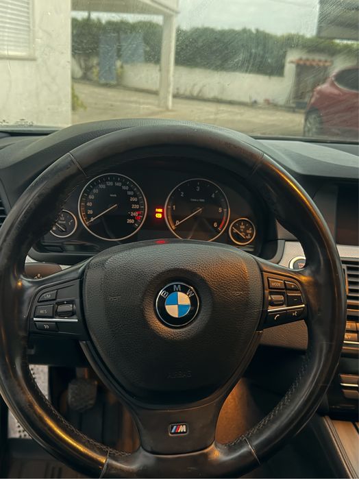 BMW 520d F10 Pack M | 184cv | Jantes 19” | Bancos em Pele | GPS pro