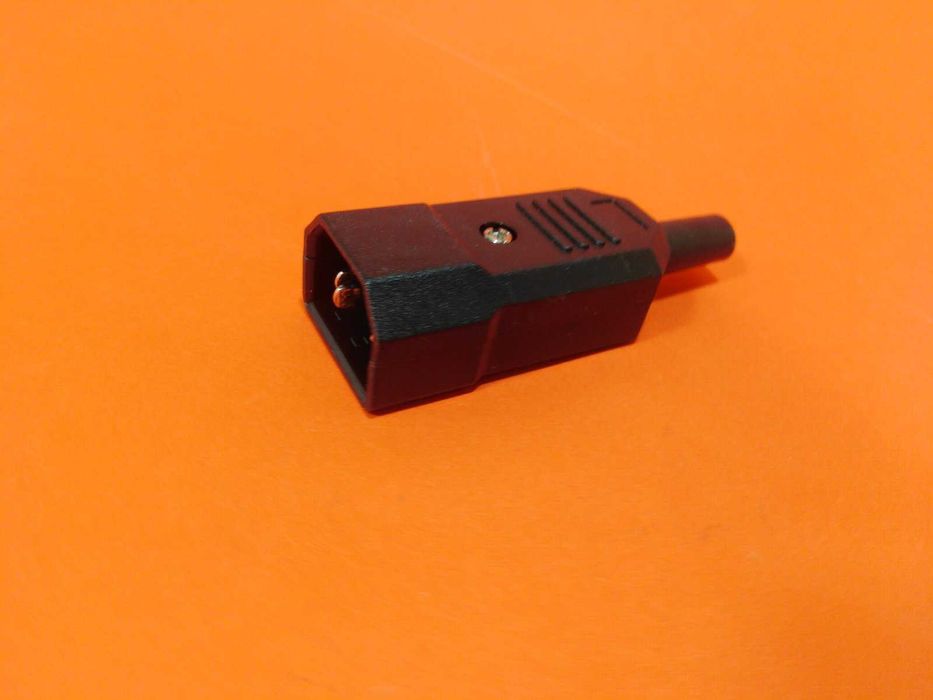 Штыревой разъём C14 на 10А для кабеля питания