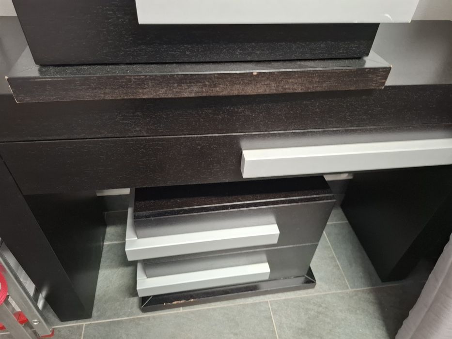 Cama estrado Sommier casal com colchão 2  mesas de cabeceira aparador