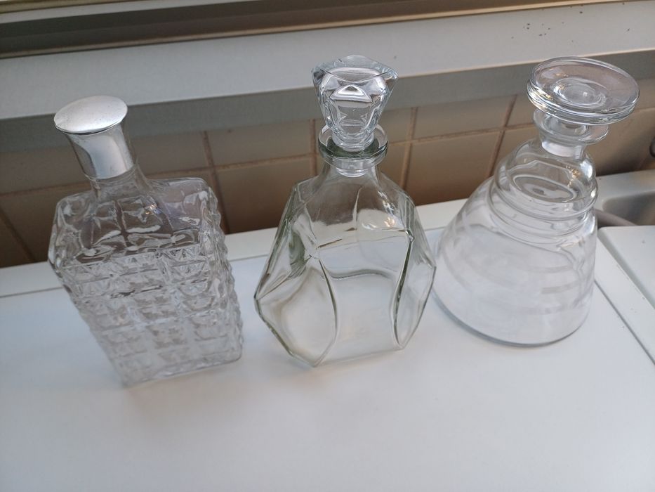 2 garrafas antigas de vidro para licores, whisky, etc.