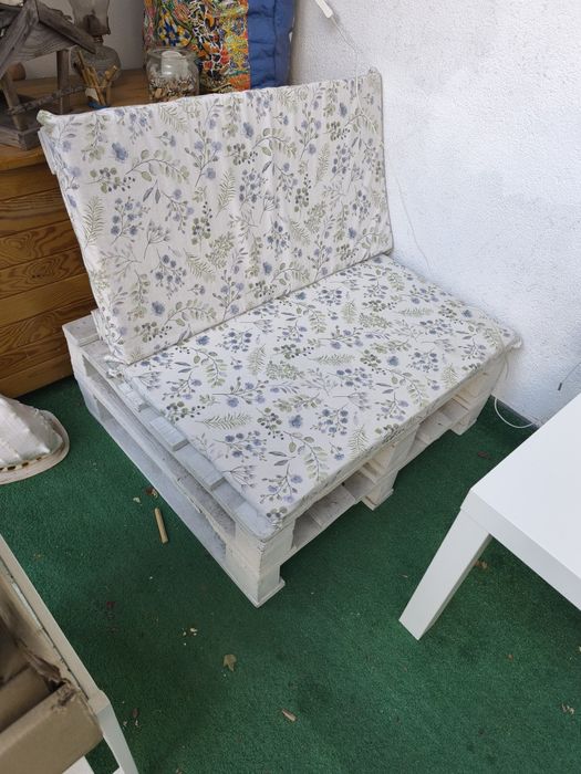 Meble ogrodowe balkonowych z palet białe plus poduchy