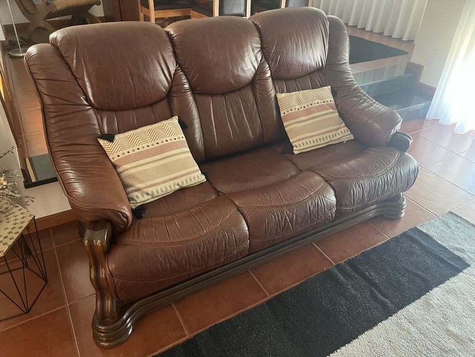 Vendo sofas em pele 3 lugares e 2 individuais