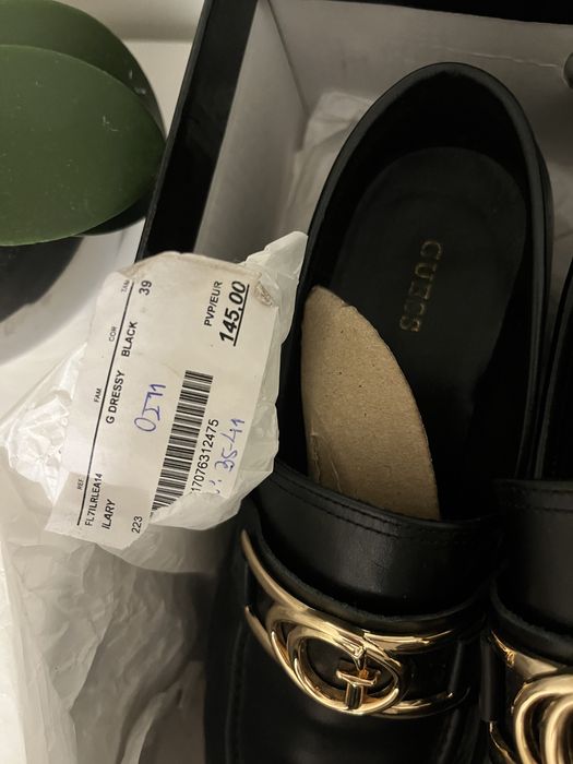 Mocassins pretos da Guess