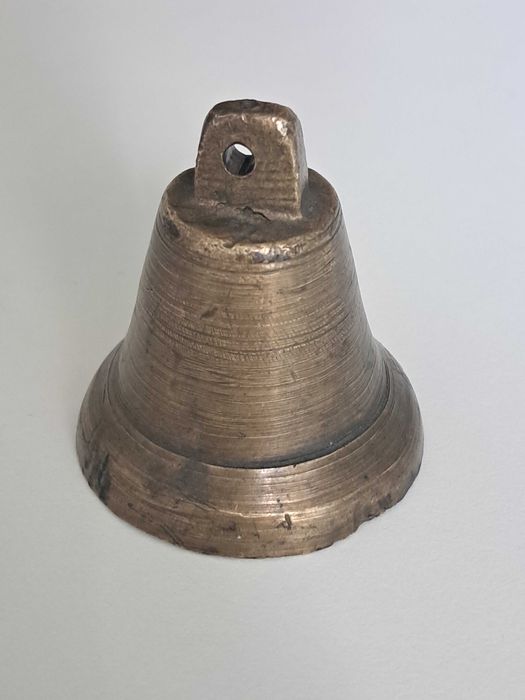 Mały dzwonek mosiężny