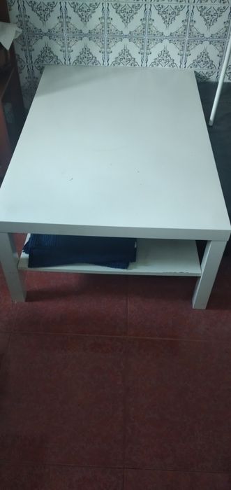 Mesa branca com prateleira em baixo