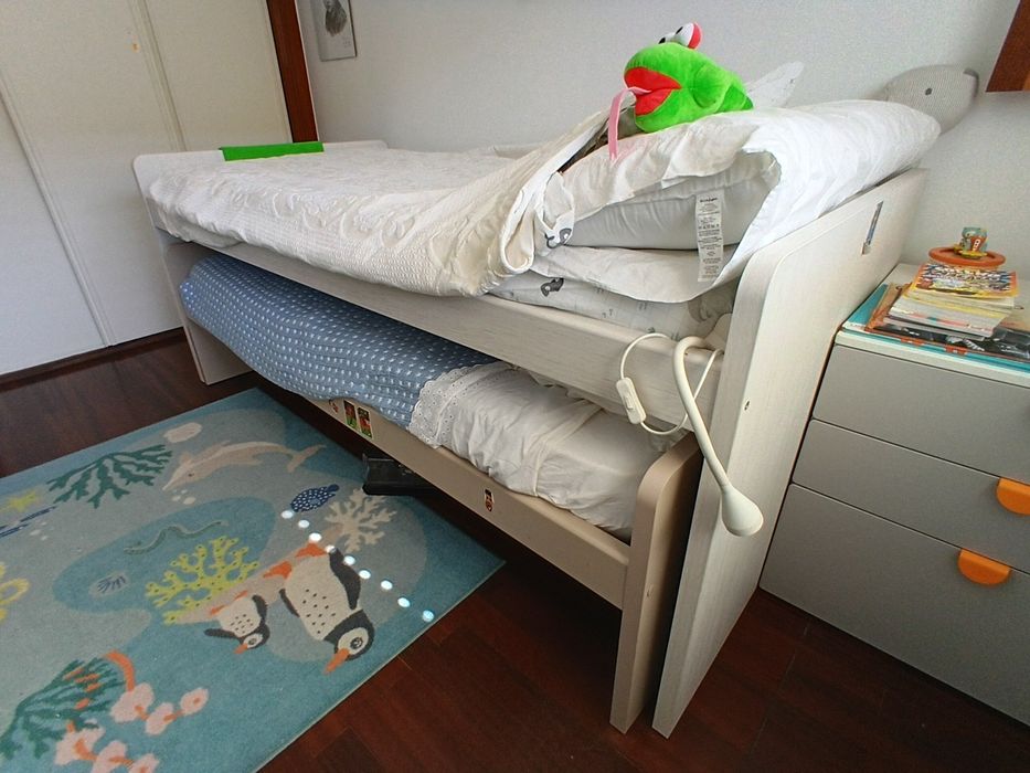 Cama dupla de criança com colchões