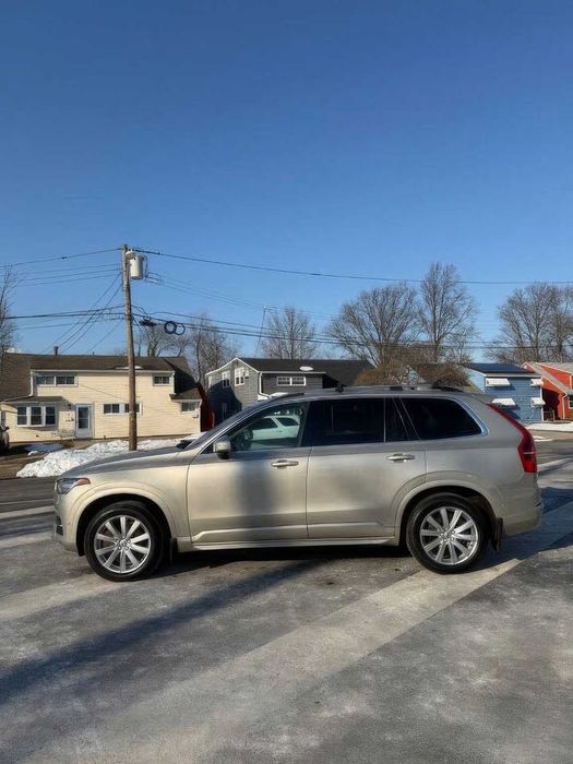 Volvo XC90      2022