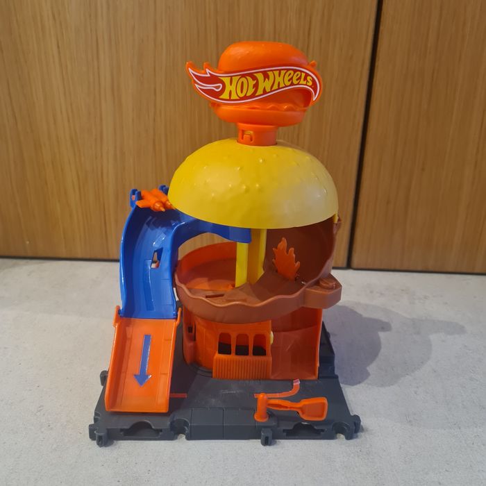 HOT WHEELS CITY  rajdowa BURGEROWNIA + autko 1:64 HDR26