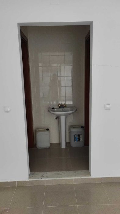 Loja de 210m2 para arrendamento