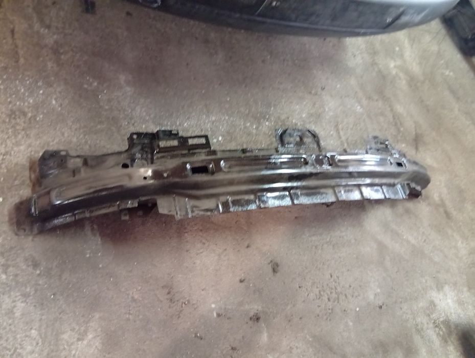 VW T4 Lift Belka zderzaka przedniego stan bdb