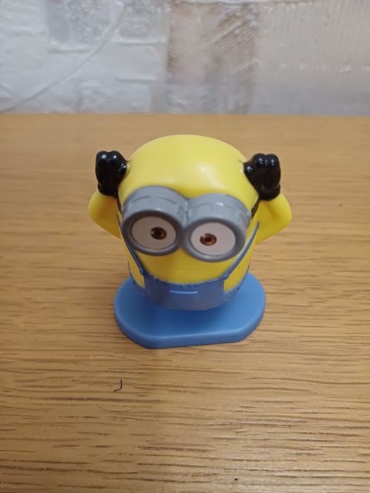 Фигурки миньонов Nestle плюс наклейка
