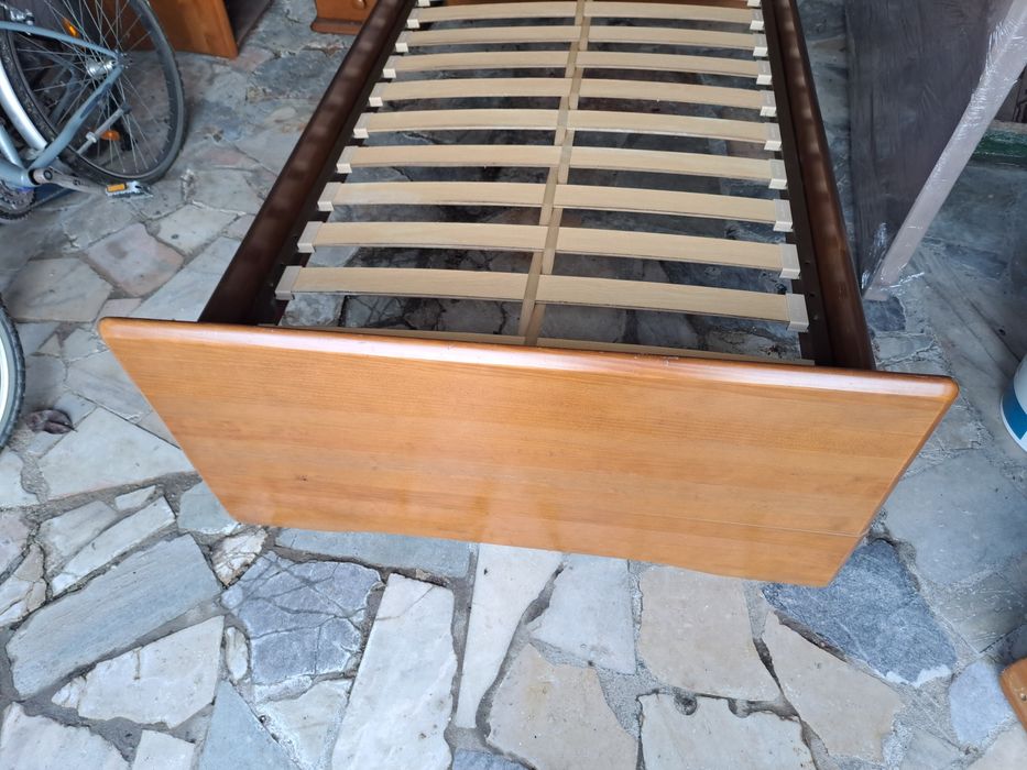 Cama, mesa cabeceira, prateleira e cadeira para quarto