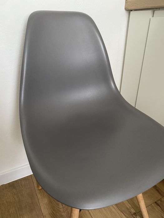 Стільці з деревʼяними ніжками