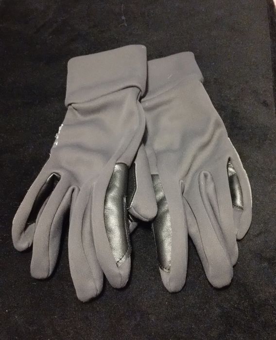 Rękawice i kask do jazdy konnej