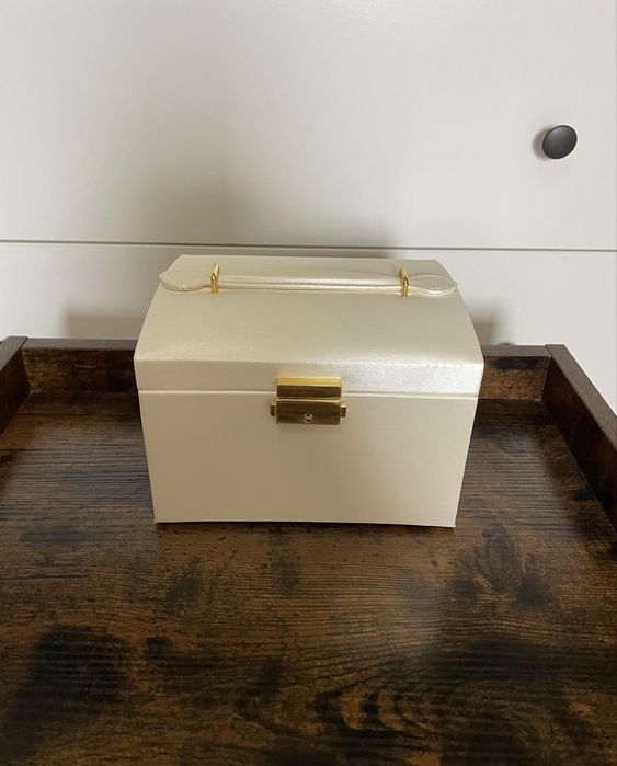 Satynowy kuferek szkatułka na biżuterię z lusterkiem