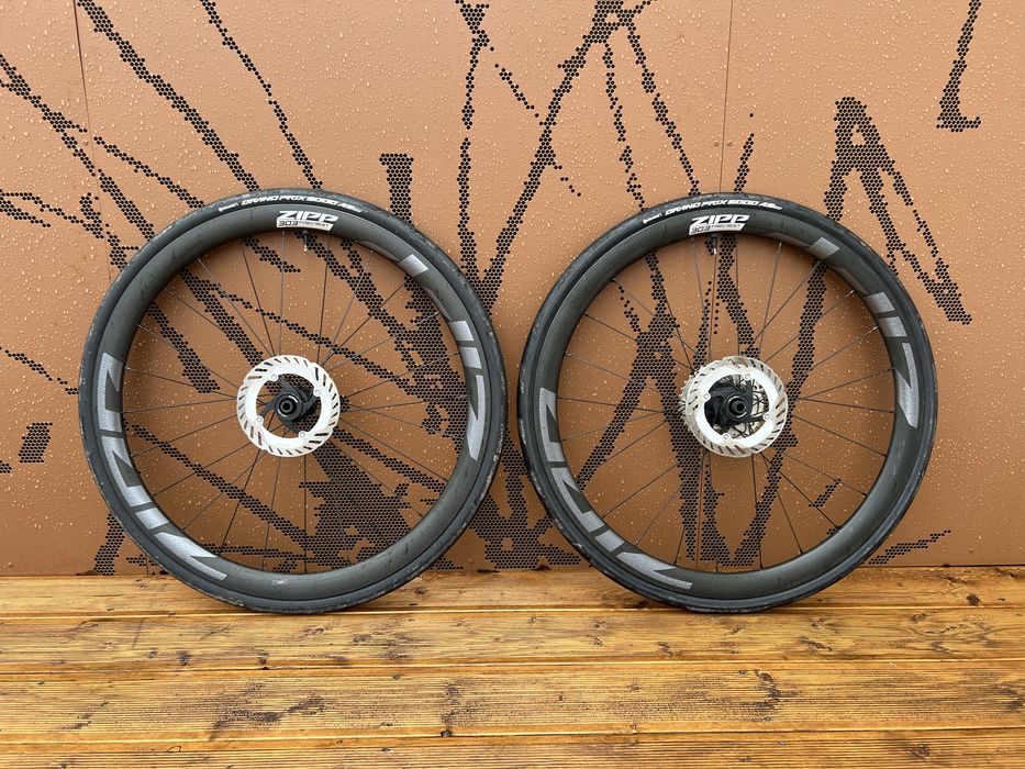 Zipp 303 Firecrest Carbon – koła szosowe + opony + tarcze