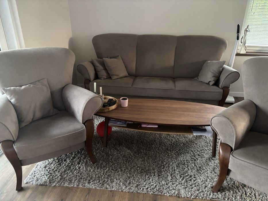Sofa, fotele, stolik kawowy, dywan. Zestaw wypoczynkowy