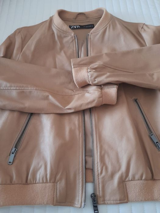 Blusão bege da Zara.