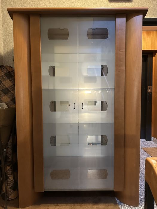 Armário com prateleiras e portas de vidro