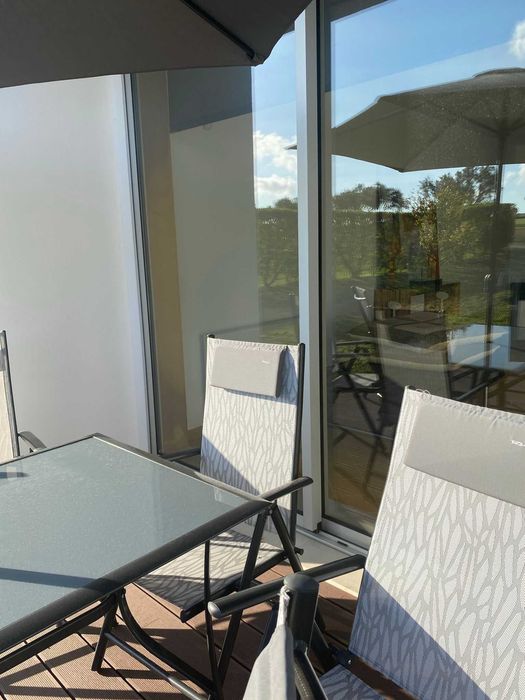 Conjunto mesa, 6 cadeiras e chapéu de sol